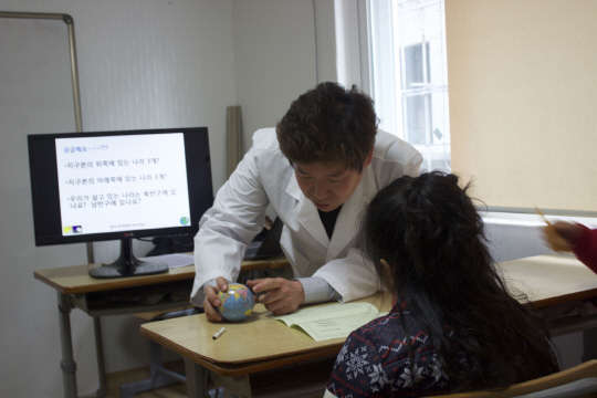 10일 키사이트코리아 직원이 서울 관악구 소재 보라매아동지원센터에서 지구의 움직임에 대한 교육을 진행하고 있다.<키사이트코리아 제공>